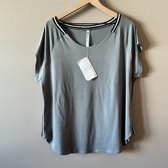 Women's L NWT Fabletics Phoenix Tee Gray Black White Oversized - Picture 3 of 8